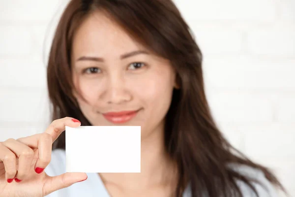 Asian kobieta uśmiechając się, trzymając kartę. — Zdjęcie stockowe