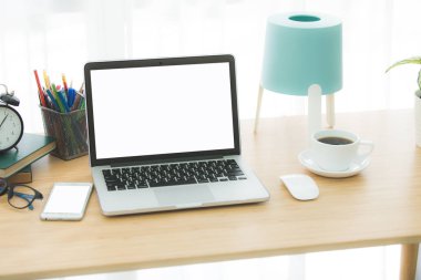 Mockup görüntü boş beyaz ekran ile dizüstü.