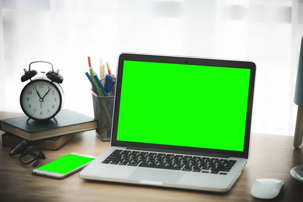 Mockup bild av laptop med blank grön skärm. — Stockfoto