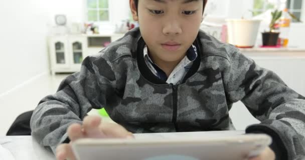 Niedlichen Asiatischen Jungen Mit Tablet Computer Junge Teenager Spielen Spiele — Stockvideo