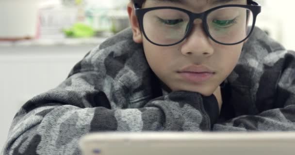 Süßer Asiatischer Junge Mit Brille Und Tablet Computer Junger Teenager — Stockvideo