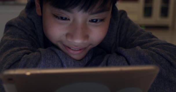 关闭可爱的亚洲男孩使用平板电脑 年轻的男孩玩游戏的数字片与微笑的脸 — 图库视频影像