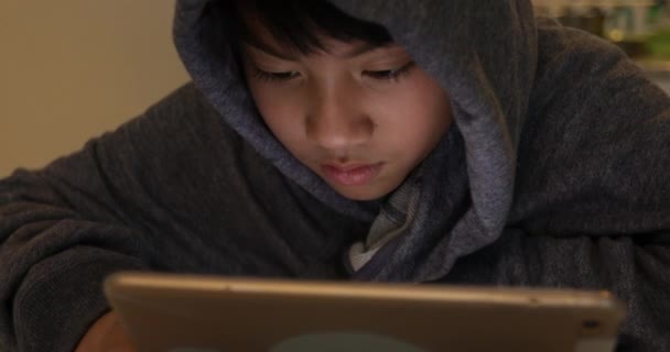 可爱的亚洲男孩使用平板电脑 年轻的男孩玩游戏的数字片与微笑的脸 — 图库视频影像