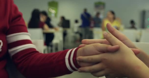 Cerca Mano Dos Niños Jugando Juntos — Vídeo de stock