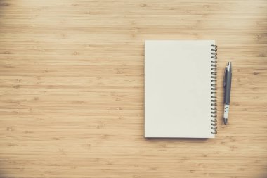 Resepsiyon arka plan üstünde boş defter.