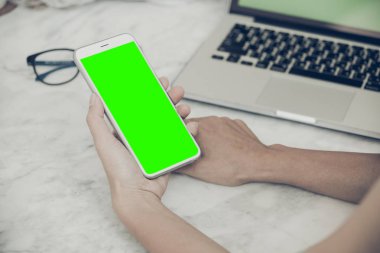 Smartphone ve dizüstü kullanarak kadın ellerini kapatın