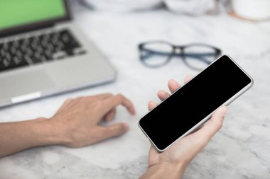 Smartphone ve dizüstü kullanarak kadın ellerini kapatın