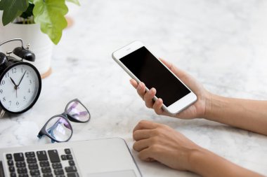 Smartphone ve dizüstü kullanarak kadın ellerini kapatın