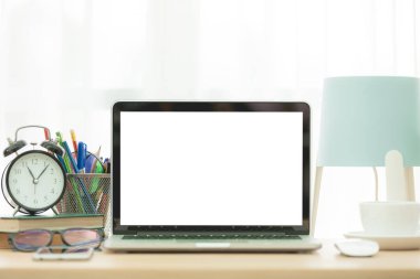 Mockup görüntü boş beyaz ekran ile dizüstü.