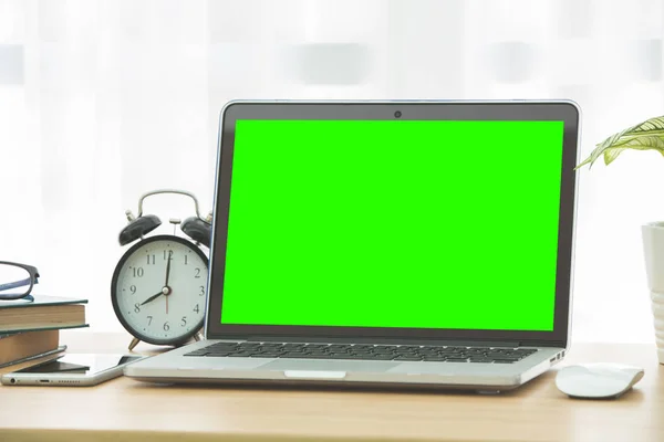 Attrappe von Laptop mit leerem grünen Bildschirm. — Stockfoto
