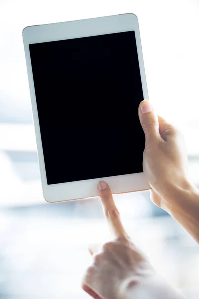 Frau Hält Weißes Tablet Mit Leerem Bildschirm Der Hand — Stockfoto