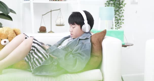 Joven Asiático Chico Jugando Tableta Ordenador Con Auriculares Casa — Vídeos de Stock