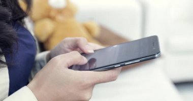 manifatura kadın bir smartphone aygıtı.