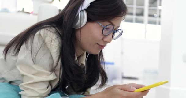 Jeune Asiatique Femme Relaxant Écouter Musique Avec Jeune Garçon Jouer — Video