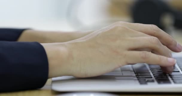 Primer Plano Mujer Negocios Escribiendo Mano Teclado Del Ordenador Portátil — Vídeos de Stock