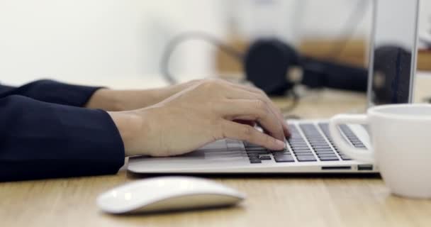 Close Mulher Negócios Mão Digitando Teclado Laptop Close Uma Mulher — Vídeo de Stock