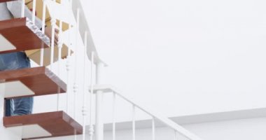 Genç Asyalı kadın merdiven, yukarı çıkma kutularında, yeni Kiralık Daire hareketli yeni ev, genç insanlara taşımak.