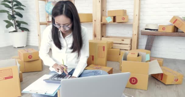 Joven Mujer Asiática Trabajando Casa Joven Empresa Puesta Marcha Con — Vídeos de Stock