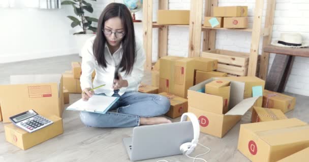 年轻的亚洲妇女在家工作 年轻的企业开始与在线业务或中小企业概念 — 图库视频影像