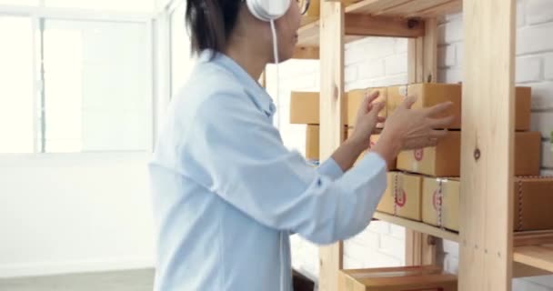 Junge Asiatin Die Hause Arbeitet Jungunternehmerin Mit Online Geschäft Oder — Stockvideo
