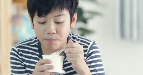 Glad Asiatiska Preteen Pojke Tycker Att Äta Glass Med Leende — Stockvideo