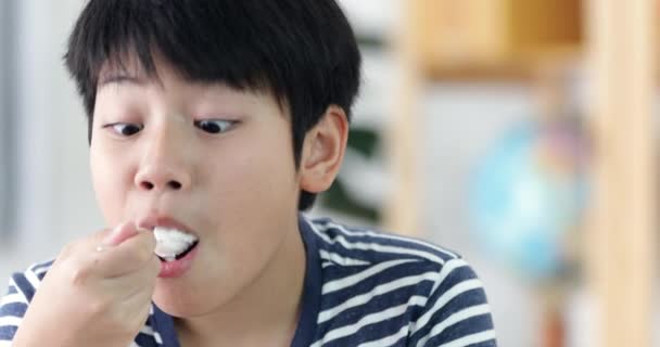 Glad Asiatiska Preteen Pojke Tycker Att Äta Glass Med Leende — Stockvideo