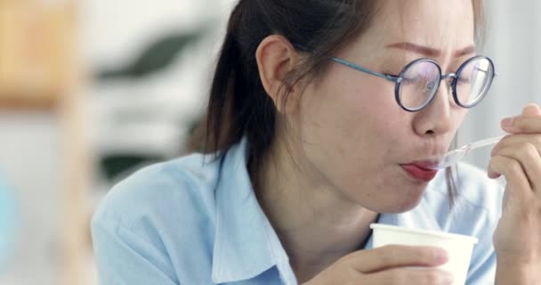 Mutlu Asyalı Kız Zevk Gülümsemek Yüz Evde Dondurma Yeme — Stok video