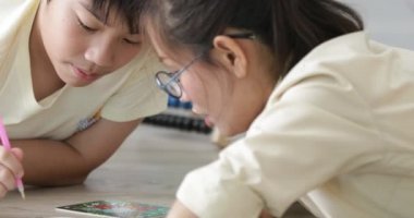 El sanatları birlikte evde gülümsemek yüz ile yaptığı kendi kız kardeşiyle Asya varoluş çocuk.