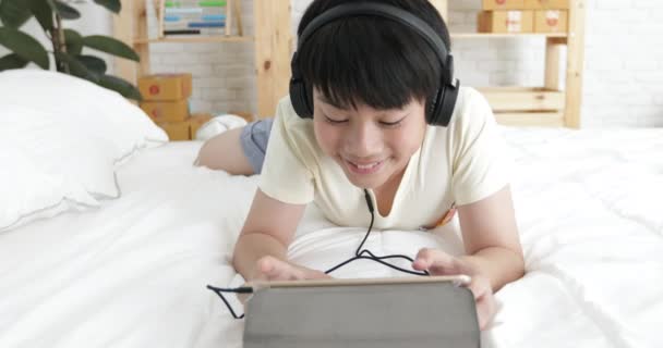 Милий Азіатський Підліток Відпочиває Ліжку Грає Планшетному Комп Ютері Посмішкою — стокове відео