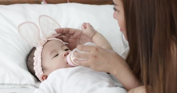 Heureux Asiatique Famille Bébé Avec Parent Faire Amusant Maison Avec — Video