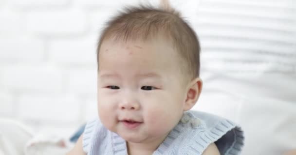 Heureux Asiatique Famille Bébé Avec Parent Faire Amusant Maison Avec — Video