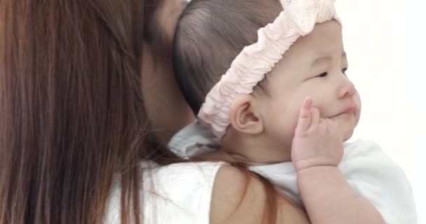 愉快的亚洲家庭婴孩与父母在家做乐趣以微笑的面孔 — 图库视频影像