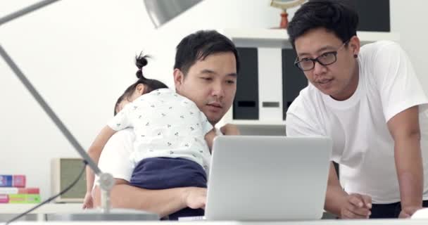 Familia Asiática Moderna Niña Pequeña Mientras Que Papá Trabaja Con — Vídeo de stock