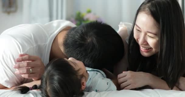 Asiático Padre Madre Hija Jugando Cama Casa — Vídeos de Stock