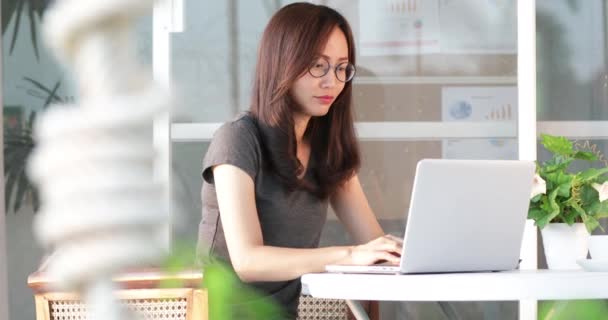 Aziatische Vrouw Begint Werken Haar Laptop Het Gebruik Van Mobiele — Stockvideo