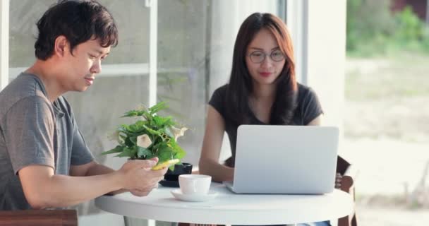 Glücklich Asiatische Mann Mit Freundin Mit Handy Und Laptop Computer — Stockvideo