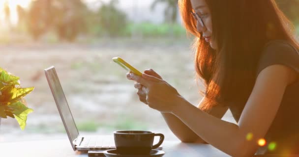 Asiatico Donna Inizia Lavorare Suo Computer Portatile Utilizzando Cellulare — Video Stock