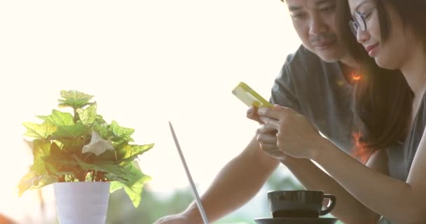 Feliz Ásia Homem Com Menina Amigo Usando Celular Laptop Computador — Vídeo de Stock