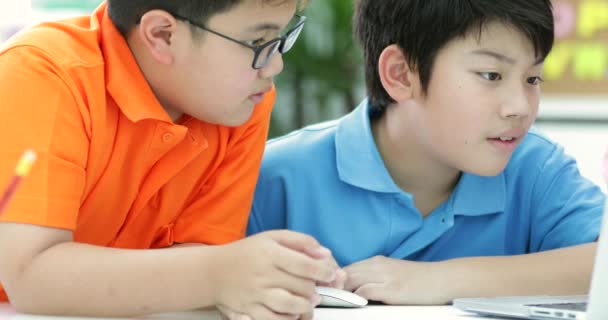 Lindos Niños Asiáticos Usando Portátil Juntos — Vídeo de stock