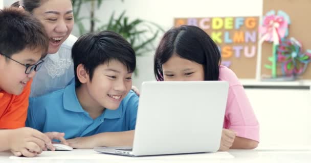 Mujer Asiática Maestra Lindos Niños Asiáticos Usando Computadora Portátil Juntos — Vídeos de Stock