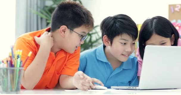 Niedliche Asiatische Kinder Mit Laptop Zusammen — Stockvideo