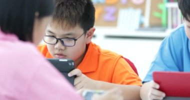 Asyalı çocuk tablet bilgisayar birlikte oynama