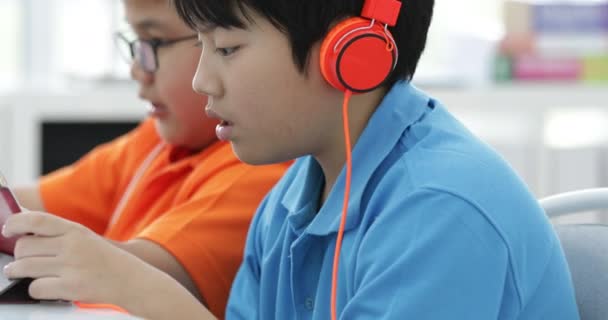 Asijské Dítě Spolu Hrají Tabletový Počítač — Stock video
