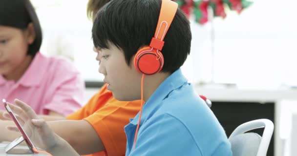 Asiatico Bambino Giocare Tablet Computer Insieme — Video Stock