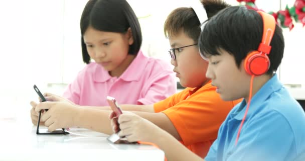亚洲儿童一起玩平板电脑 — 图库视频影像