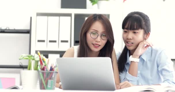 アジア 先輩は 新しい労働者をを教えています 彼らが笑顔でパソコンの仕事 — ストック動画