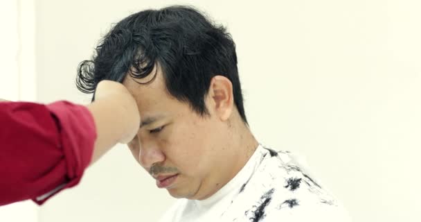 Asian Man Getting Haircut Hairdresser — Stock Video