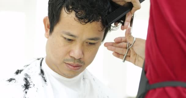 アジア人の男性が美容院でヘアカットを得ること — ストック動画