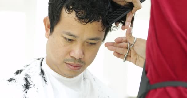 Asiatique Homme Obtenir Une Coupe Cheveux Par Coiffeur — Video