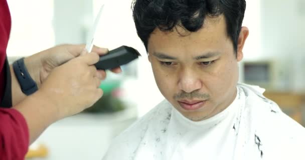 Asiático Hombre Llegar Corte Pelo Por Peluquero — Vídeos de Stock